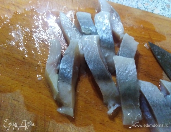 Сельдь нарежьте соломкой.
