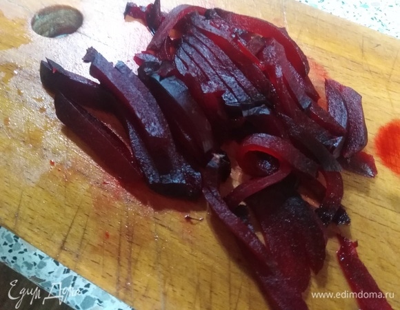 Свеклу также нарежьте соломкой. Отварите или запеките ее заранее. Я, например, делаю это в микроволновке: мою, кладу в пакет и ставлю в микроволновую печь на 15 минут. Затем охлаждаю под холодной водой.