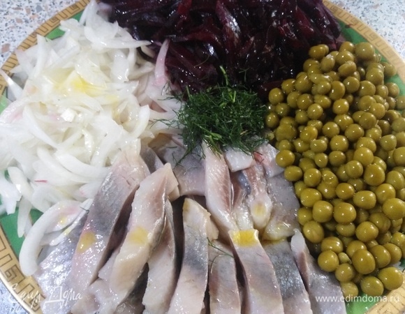 Выложите на блюдо сельдь, лук, зеленый горошек и свеклу. Добавьте укроп и полейте горчичным маслом (можно подсолнечным нерафинированным).