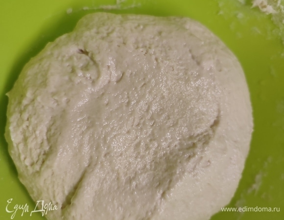 В кефир добавить соду и соль, размешать. Всыпать муку и замесить мягкое тесто. Оставить его отдохнуть на 10–15 минут.