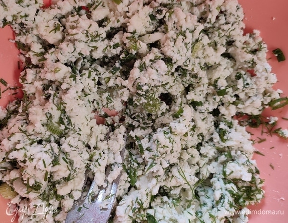 Для начинки надо постараться растереть творог с брынзой как можно однороднее. Взять зелени столько, сколько вам хочется, ну и, конечно, ту, которая вам нравится.