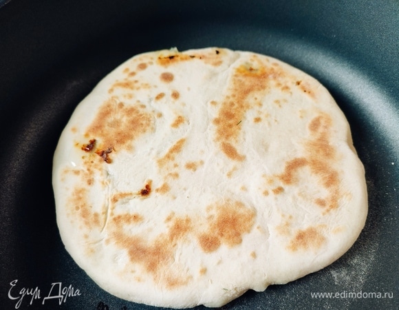 Жарить на сухой сковороде до золотистого цвета с обеих сторон.