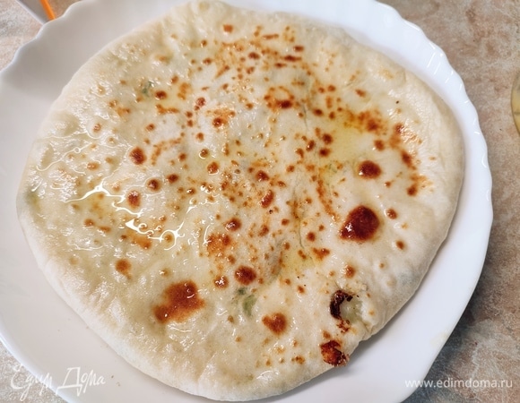 Горячую лепешку щедро смазать обычным сливочным или топленым маслом.