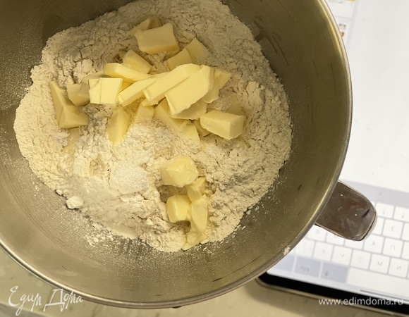 Тесто. Муку, соль и сахарную пудру положить в чашу миксера. Масло нарезать кубиками и положить туда же. Перемешать, пока масса не будет похожа на хлебные крошки.