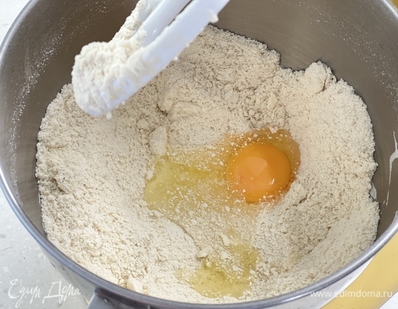 Добавить яйцо и ледяную воду. Перемешивать до получения однородного теста. Скатать тесто в шар, завернуть в пищевую пленку и охлаждать не менее 30 минут.