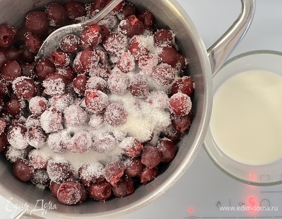 Начинка. Вишню без косточек и сахар выложить в сотейник. Нагреть. Крахмал развести в небольшом количестве холодной воды. Тонкой струйкой вылить в вишню, постоянно помешивая. Довести до загустения. Остудить.