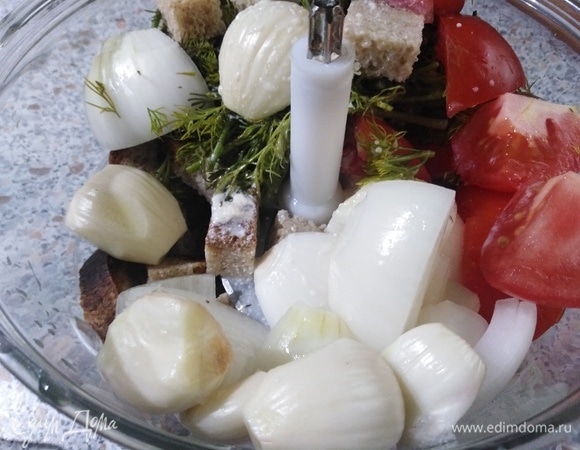 В чашу измельчителя положить хлеб, укроп, помидоры, лук, чеснок. Влить молоко, измельчить до однородной массы.