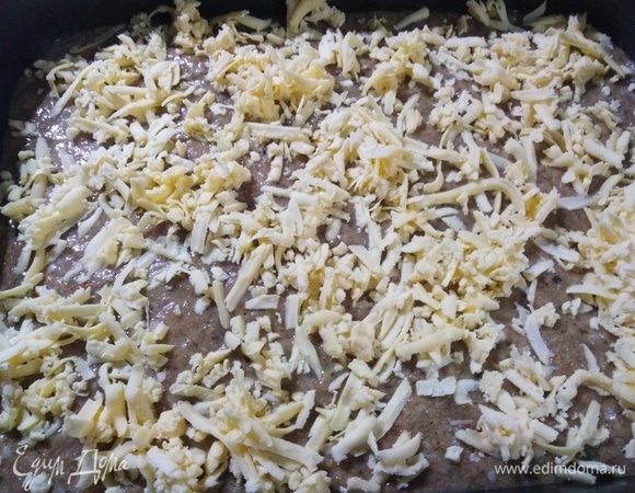 Посыпать сыром. Поставить в заранее разогретую духовку.