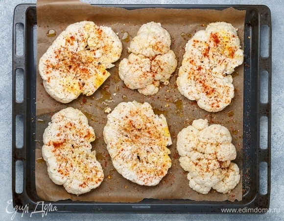 Смешать соль, паприку и сушеный чеснок. Можно добавить любые любимые специи. Натереть смесью стейки с двух сторон. Выложить на противень и сбрызнуть оливковым маслом.