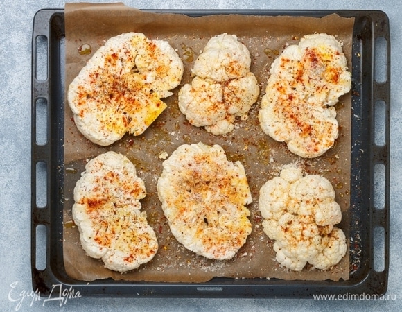 Посыпать стейки хлебной крошкой и отправить в предварительно разогретую до 180°C духовку на 20–25 минут.