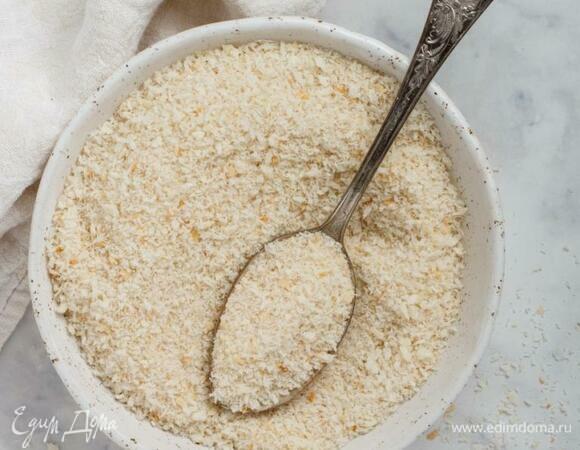 Можно взять готовые сухари, а можно подсушить белый хлеб и сделать крошку самостоятельно.