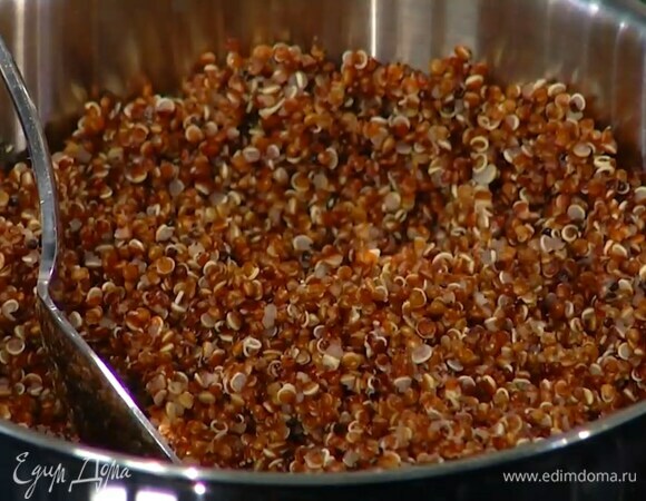 Киноа отварить согласно инструкции на упаковке.