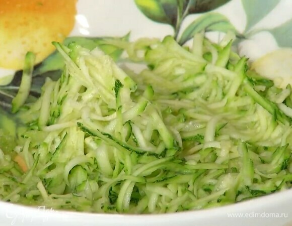 Цукини натереть на крупной терке в глубокую салатницу и полить выжатым из половинки лимона соком.