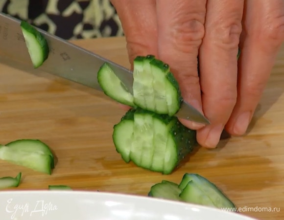 Огурцы нарезать тонкими полосками.