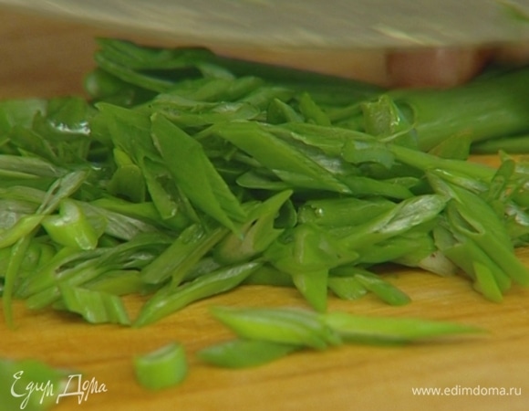 Зеленый лук крупно порезать наискосок.