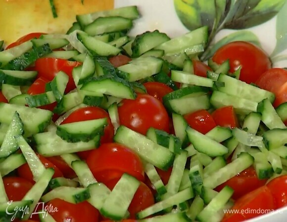 К помидорам с цукини добавить огурцы, зеленый лук и листья мяты, все перемешать.