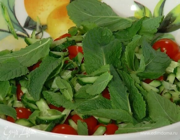 Выложить в табуле киноа, посолить, поперчить, полить оставшимся лимонным соком, растительным маслом и перемешать.