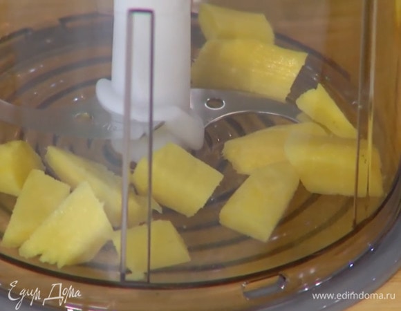 Имбирь почистить и крупно порезать.