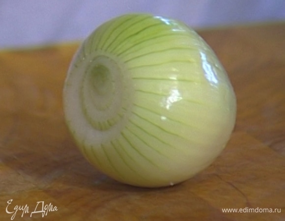 Лук почистить и разрезать на 4 части.