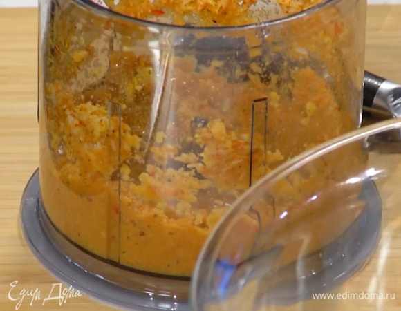 Приготовить маринад: в чаше блендера соединить имбирь, чеснок и лук, добавить гарам масала, сладкую паприку, куркуму и свежий чили с семенами, всыпать молотый чили, черный перец, соль и все взбить, затем влить оливковое масло, лимонный сок и перемешать.