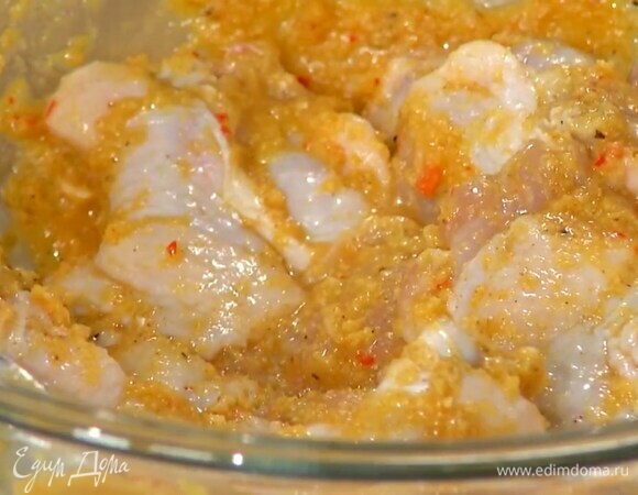 Куриные крылья выложить в глубокую посуду, добавить маринад, перемешать и дать постоять.