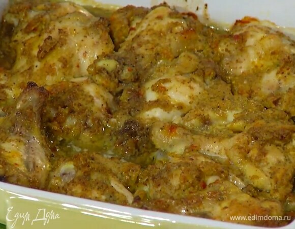 Замаринованную курицу переложить в жаропрочную керамическую форму и запекать в разогретой духовке 25 минут.