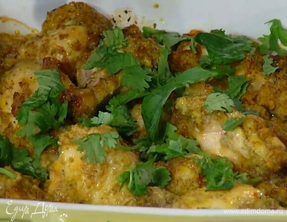 Листья базилика и кинзы порвать руками и посыпать готовые крылья.