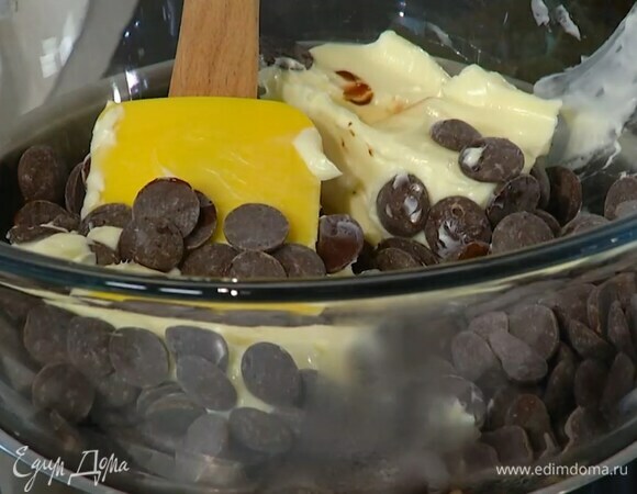 Шоколад и 200 г предварительно размягченного сливочного масла растопить на водяной бане.