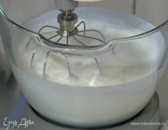 Желтки отделить от белков, белки охладить и взбить в комбайне насадкой-венчиком в крепкую пену.