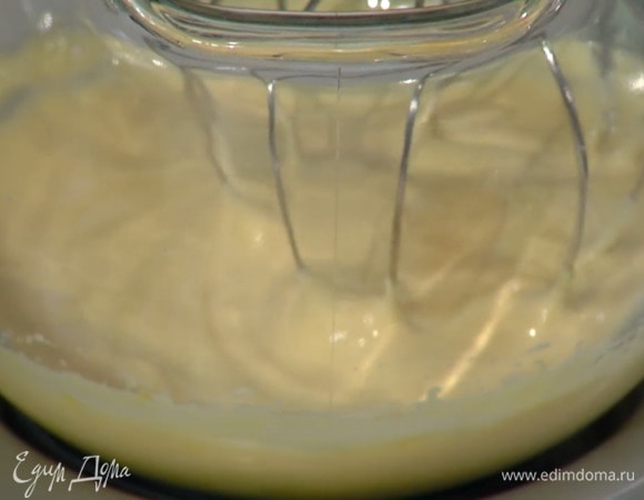 Яичные желтки, сахар, ванильный экстракт и соль взбить в комбайне насадкой-венчиком так, чтобы масса увеличилась в объеме, затем добавить просеянную муку и вымешать лопаткой.