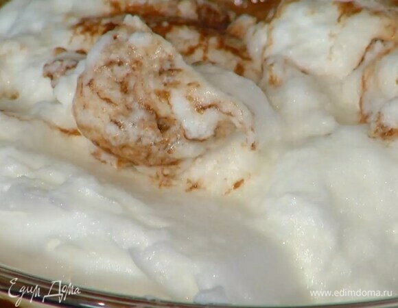 Желтково-сахарную массу выложить в растопленный шоколад и перемешать лопаткой, затем порциями ввести взбитые белки и все вымешать.