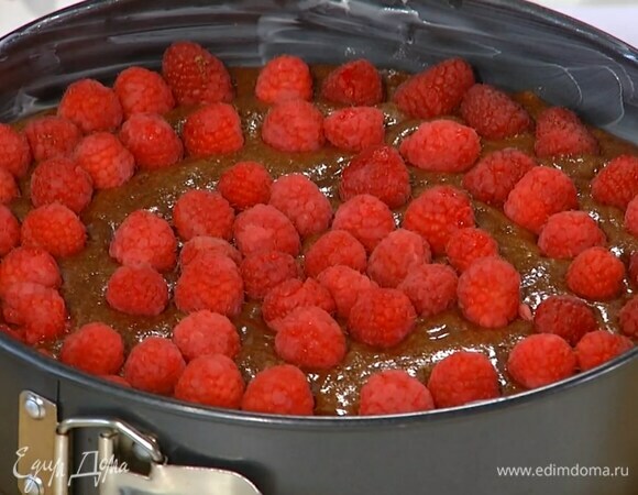 Дно большой разъемной формы выстелить бумагой для выпечки, смазать дно и борта оставшимся сливочным маслом, выложить шоколадное тесто, а сверху малину.