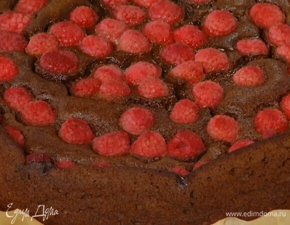 Выпекать в разогретой духовке 10 минут, затем накрыть фольгой, уменьшить температуру до 170°С и выпекать еще 10–15 минут. Готовый пирог остудить.