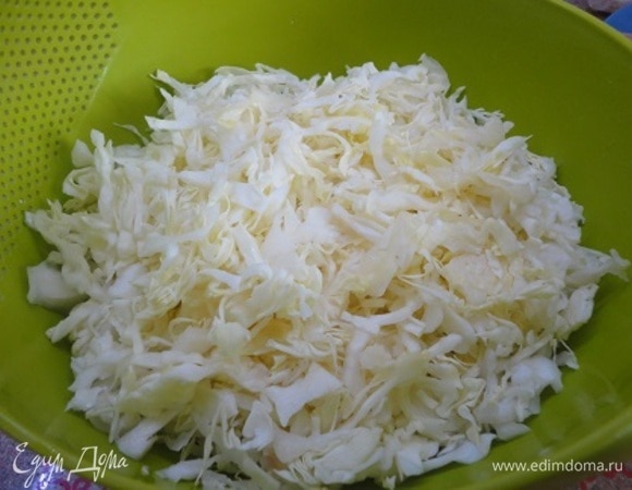 Капусту нашинковать и слегка перетереть руками с солью.