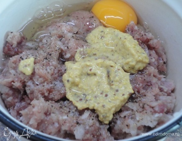 К фаршу добавить измельченный в блендере лук, горчицу, яйцо, специи. Хорошо перемешать.
