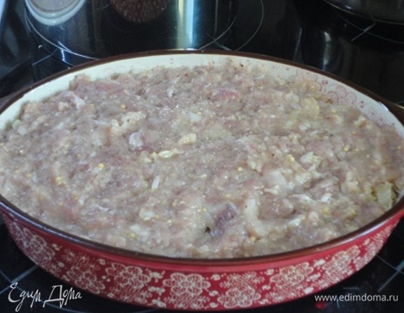 Форму для запекания смазать маслом. Фарш разделить на 3 части, а капусту на две. В форму выложить фарш, затем капусту, снова фарш, капусту и сверху фарш. Накрыть фольгой и запекать при температуре 200°C 35 минут.