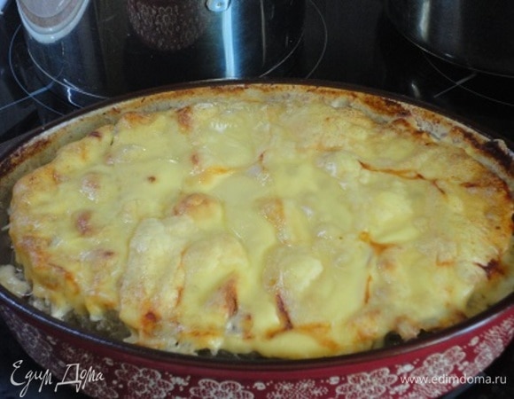 Убрать фольгу и выложить сверху пластинки сыра. Продолжить запекать до золотистой сырной корочки.