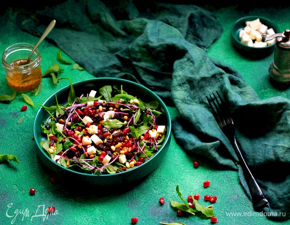 Обжарить на сухой сковороде кедровые орешки (или крупно рубленые грецкие), посыпать ими салат. Подавать.