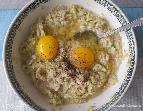 В кабачковую массу добавить яйца, соль, перец, тщательно размешать.