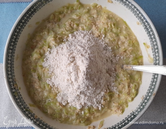 Кабачки содержат много воды, и сок продолжает выделяться. Поэтому нужно добавить в кабачковую массу муки, чтобы связать сок. Я указала ее примерное количество, ориентируйтесь по консистенции кабачковой массы. Она не должна быть слишком жидкой, чтобы оладьи не растекались по сковороде и держали форму.