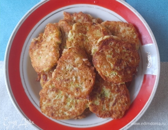 Готовые оладьи из кабачков с геркулесом выложить на блюдо для подачи.