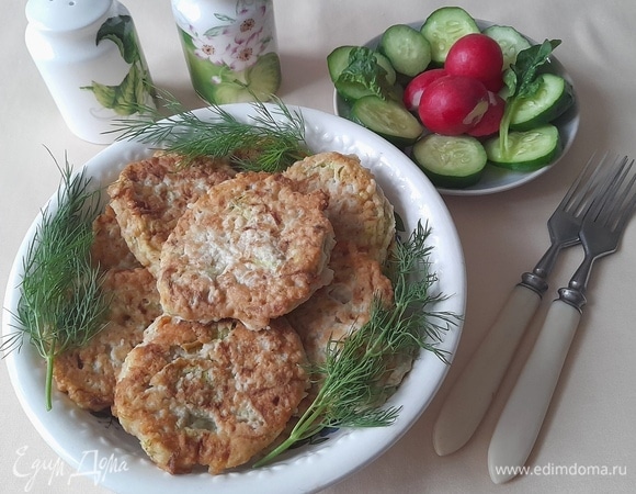 Подать оладьи из кабачков к столу. Очень вкусно со свежими овощами и зеленью. Также можно приготовить для подачи любимый соус. Блюдо вкусно и в теплом, и в холодном виде. Угощайтесь! Приятного аппетита!