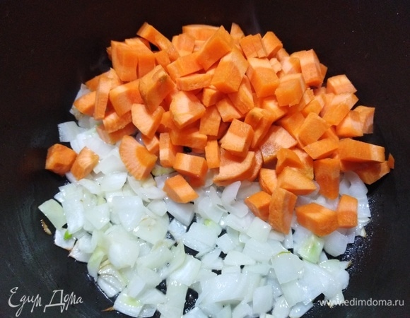 Лук обжарить до полупрозрачности, добавить морковь.