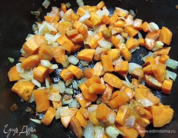 Жарить на тихом огне 15 минут, помешивая.