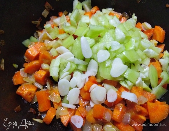 Добавить болгарский перец и нарезанный пластинами чеснок. Жарить 5 минут.