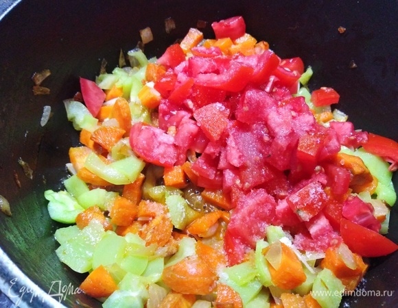 Следом добавить помидоры, сахар, соль, соус табаско (можно заменить острым перцем), уксус. Жарить 5 минут.