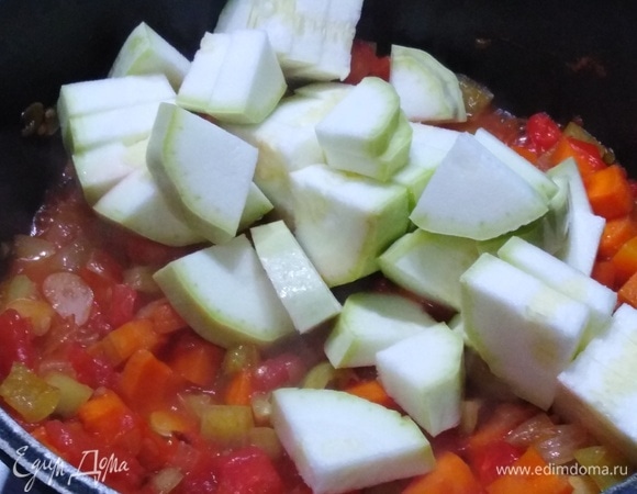 Всыпать нарезанный кабачок, тушить под крышкой 15 минут.