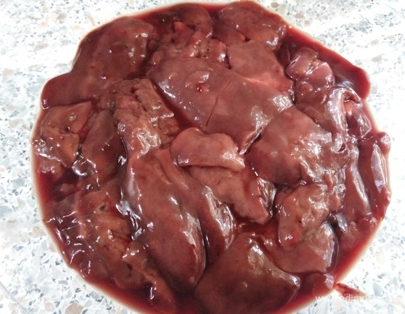 Подготовьте печень: срежьте все жилки. Сами куски оставьте целыми.