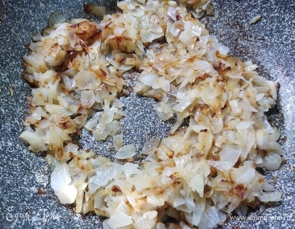 Нарежьте и обжарьте лук на сковороде.