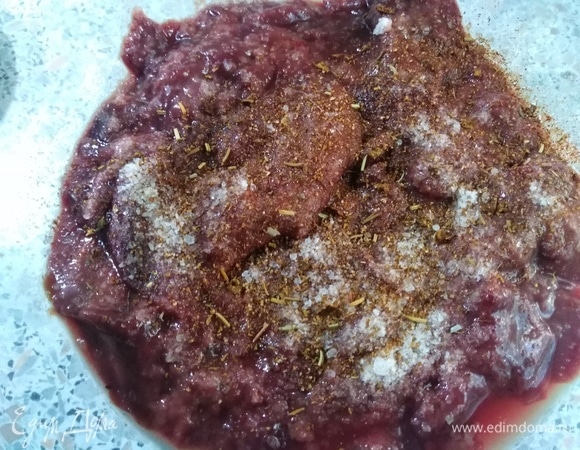 К печени тем временем добавьте соль и специи. Перемешайте.